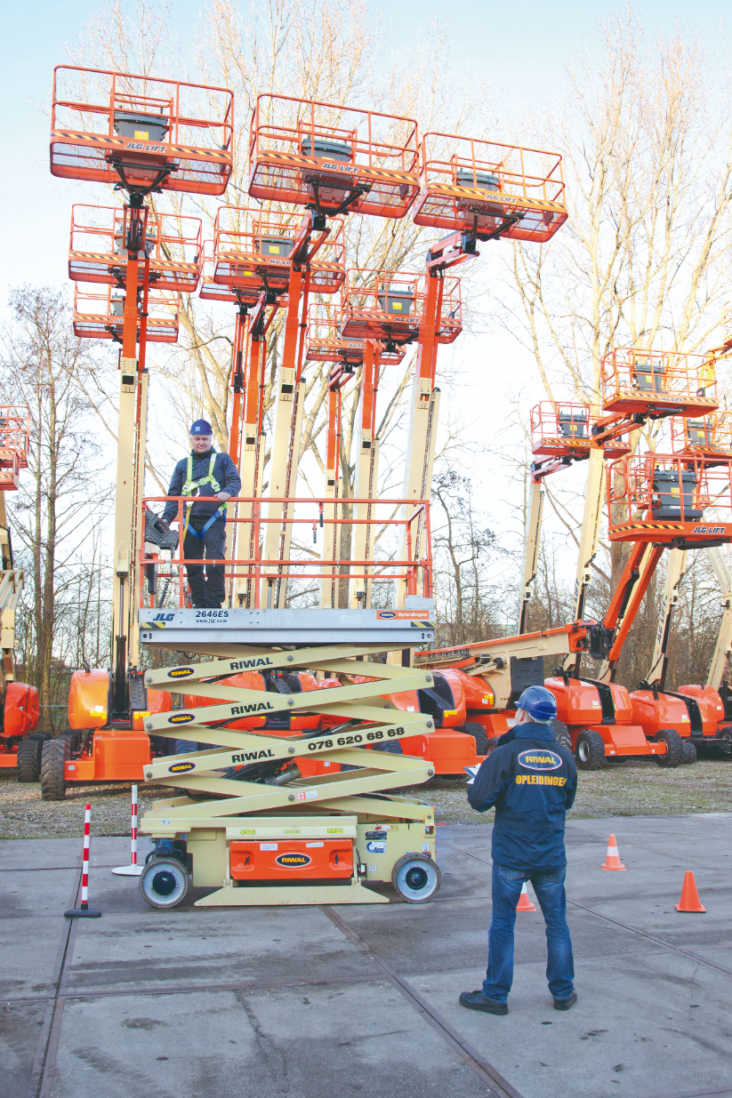 Ook Riwal past SkyGuardTM toe. De functie wordt geactiveerd bij een kracht van ongeveer 23 kg. Daarbij worden alle functies die op dat moment actief zijn, onderbroken. Na stilzetten van de machine worden diezelfde functies minder dan een seconde omgekeerd