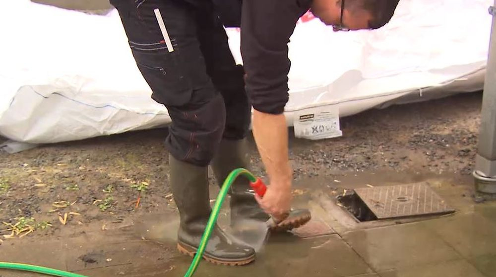 laarzen en handen schoonmaken